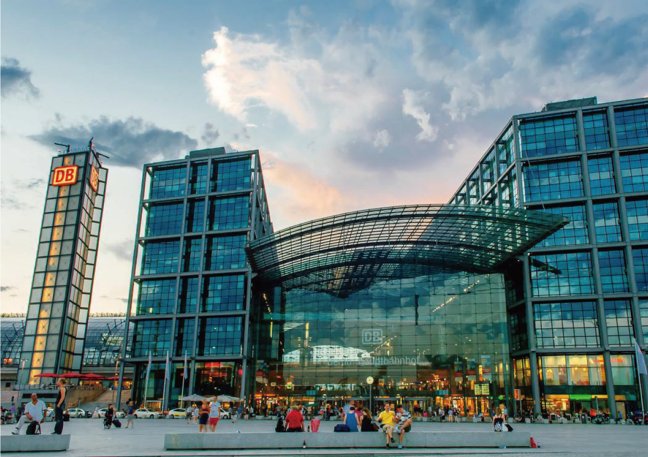 Berlin central railway station德国柏林中心火车站.jpg